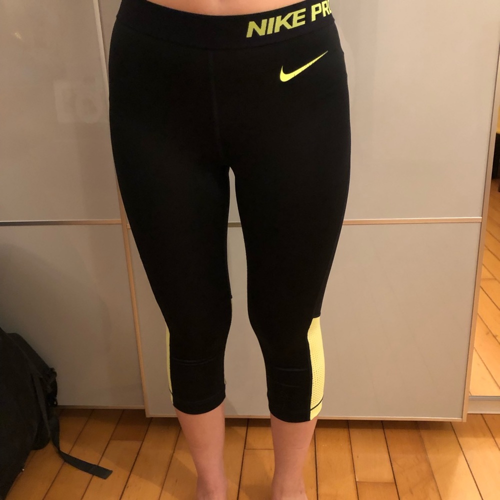 Black / neon yellow Nike workout pants